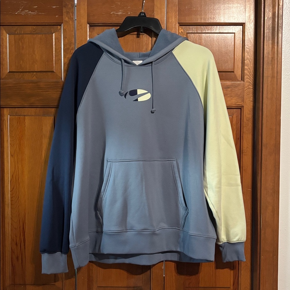 Woman’s Nike Blue Therma-Fit Hoodie Size 1X